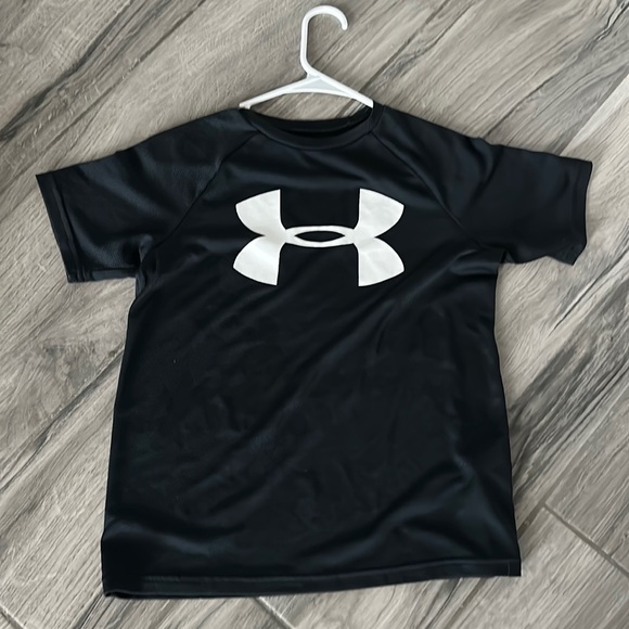 Under Armor Black Youth Short Sleeve shirt Soft Lightweight - Picture 1 of 4